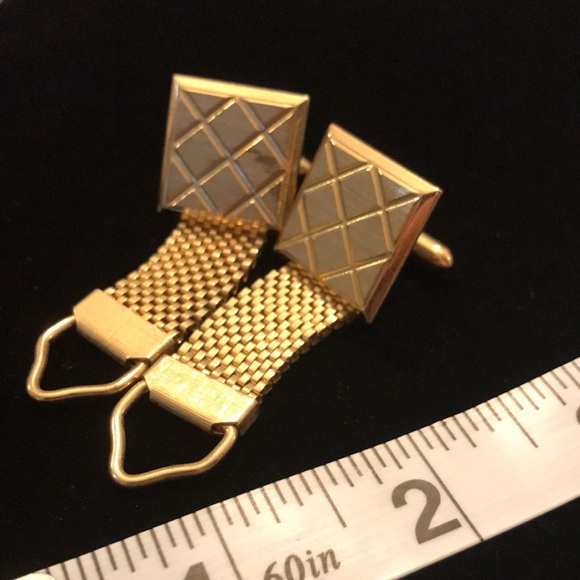3/$15 ⭐️ Vintage gold tone wrap cuff links diamond pattern cufflinks (u) - Picture 3 of 4